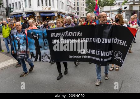 Demonstration gemeinsam gegen Rechts in Bochum. 01.06.2024, EU, DEU, Deutschland, Nordrhein-Westfalen, Bochum: unter dem Motto: gemeinsam gegen Rechts ziehen mehrere tausend Menschen vom Dr.-Ruer-Platz über die Luisenstraße, den Südring und die Viktoriastraße bis zum Hans-Schalla-Platz am Schauspielhaus. Die Gewerkschaften, Kirchen und Dutzende Bündnisse und Organisationen haben zu der Demo aufgerufen, um sich gegen einen möglichen Rechtsruck bei der Europawahl am 9. Juni zu positionieren. EU, DEU, Deutschland, Nordrhein-Westfalen, Bochum: Unter dem Motto gemeinsam gegen die Rechte , mehrere Stockfoto