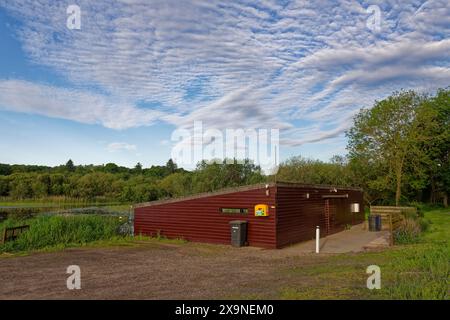 Das Clubhouse at the Rescobie Loch Fishery, ein Holzbau im Blockhüttenstil am Ufer des Loch in der Nähe der Marktstadt Forfar. Stockfoto