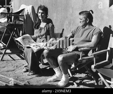 JEAN SIMMONS und KIRK DOUGLAS unterhalten sich während einer Drehpause am Set von SPARTACUS 1960 Regisseur STANLEY KUBRICK Roman HOWARD FAST Drehbuch DALTON TRUMBO Music ALEX NORTH Bryna Productions / Universal Pictures Stockfoto