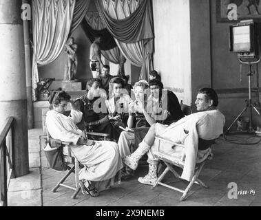 JEAN SIMMONS, JOHN DALL, JOANNA BARNES, NINA FOCH, PETER USTINOV und LAURENCE OLIVIER warten darauf, eine Szene in der Gladiatorenschule für SPARTACUS zu filmen, 1960 Regisseur STANLEY KUBRICK Roman HOWARD FAST Drehbuch DALTON TRUMBO Music ALEX NORTH Bryna Productions / Universal Pictures Stockfoto