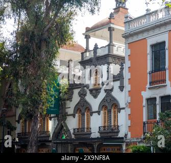 Außerhalb des El Parian, Geschäfte und das Konzept des Roma-Nachbarschaftsgebäudes in Mexiko-Stadt, Mexiko Stockfoto