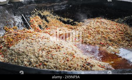 Traditionelles asiatisches usbekisches Pilaf in einem riesigen Kessel in der Küche im Taschkent Pilaf Center Besh Qozon in Usbekistan Stockfoto