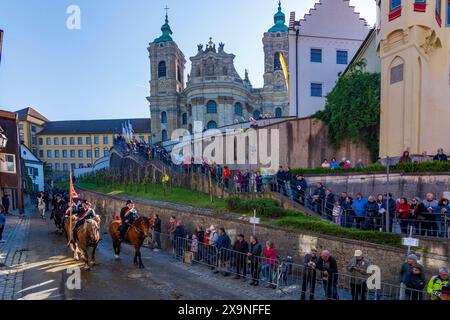 Reiter beim Blutritt Rittzug vor der Basilika St. Martin Weingarten Oberschwaben-Allgäu Baden-Württemberg Deutschland Stockfoto
