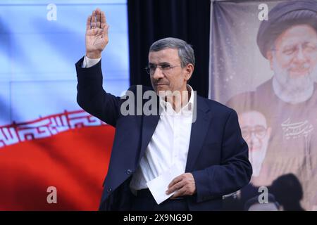 2. Juni 2024, Teheran, Iran: Der ehemalige iranische Präsident MAHMUD AHMADINEDSCHAD spricht mit den Medien, nachdem er seine Kandidatur für die bevorstehenden Präsidentschaftswahlen des Iran in Teheran angemeldet hat. Der ehemalige Hardline-Präsident, 67 Jahre alt, bekleidete das Amt von 2005 bis 2013 für zwei aufeinanderfolgende Amtszeiten, wobei seine Amtszeit durch brennende Bemerkungen zu Israel und durch Auseinandersetzungen mit dem Westen, insbesondere über das iranische Atomprogramm, gekennzeichnet war. Wie alle Präsidentschaftshoffnungsvollen steht auch sein Antrag auf Zustimmung des Guardian Council aus, einer von den Konservativen dominierten 12-köpfigen Juristen, die alle Kandidaten für ein öffentliches Amt überprüfen. Quelle: ZUMA Press, Stockfoto