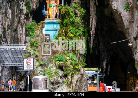 Kuala Lumpur, Malaysia - 17. April 2023: Besucher gehen durch weite Stufen hinunter in das Innere der Höhlen, um den wunderschönen Tempel zu bewundern, der 1920 erbaut wurde Stockfoto