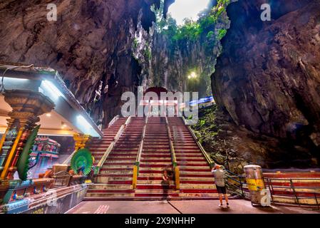 Kuala Lumpur, Malaysia - 17. April 2023: Besucher spazieren durch den Höhlenkomplex, bewundern den wunderschönen Tempel, der 1920 erbaut wurde, und die fantastische Naturschönheit Stockfoto