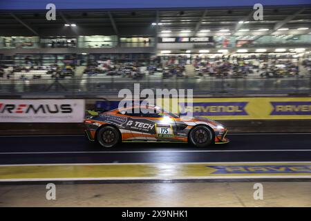 Jasmin Preisig (Herisau/che) / Benjamon Hites (Santiago/CHL) / Christoph Breuer (Nettersheim/DEU) / Reinhold Renger (Rothenburg/DEU), #175, Aston Martin Vantage AMR GT4, Team: PROsport Racing (DEU), beim Boxenstopp in der Dunkelheit am Abend Motorsport, ADAC Ravenol 24H Rennen Nürnberg, Nürburgring, Nürnberg, 30.05.2024 - 2024 01.06.2024 Stockfoto