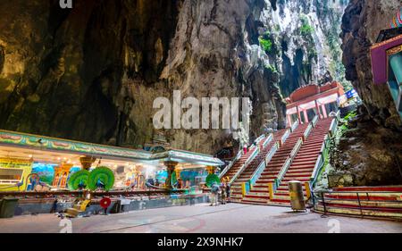 Kuala Lumpur, Malaysia - 17. April 2023: Besucher spazieren durch den Höhlenkomplex, bewundern den wunderschönen Tempel, der 1920 erbaut wurde, und die fantastische Naturschönheit Stockfoto