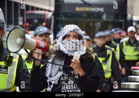 London, Großbritannien. Juni 2024. Demonstranten in der Nähe der Waterloo Station. Aktivisten der Gruppe Youth Demand marschierten in Solidarität mit Palästina, während Israel seine Angriffe auf Gaza fortsetzt. Quelle: Vuk Valcic/Alamy Live News Stockfoto