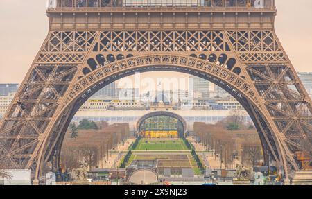 Paris Eiffelturm und Champ de Mars in Paris, Frankreich Stockfoto