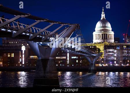 Saint Paul's Cathedral und die Millennium Bridge von der Themse, London Stockfoto
