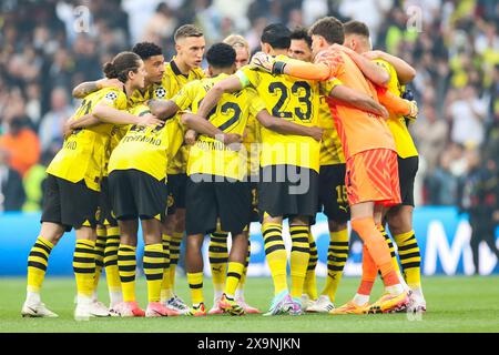 London, Großbritannien. Juni 2024. Dortmund Spieler schlagen Borussia Dortmund Stürmer Jadon Sancho (10) beim UEFA Champions League Finale Borussia Dortmund gegen Real Madrid am 1. Juni 2024 im Wembley Stadium, London, England, Vereinigtes Königreich. Credit: Every Second Media/Alamy Live News Stockfoto