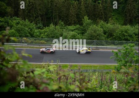 01. Juni 2024, Rheinland-Pfalz, Nürburg: Rennwagen fahren beim 24h-Rennen auf der Nordschleife des Nürburgrings. Foto: Silas Stein/dpa Stockfoto