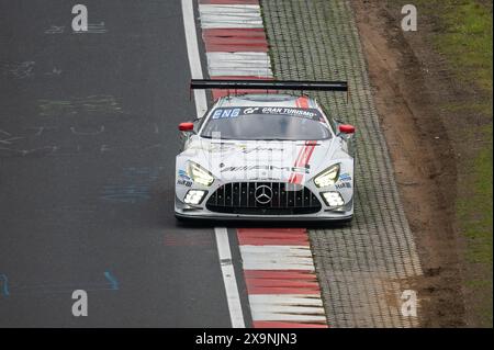 01. Juni 2024, Rheinland-Pfalz, Nürburg: Der Mercedes-AMG GT3 vom Team Mercedes-AMG Team GetSpeed mit den Fahrern Maro Engel, Jules Gounon und Fabian Schiller wird beim 24-Stunden-Rennen auf der Nordschleife des Nürburgrings antreten. Foto: Silas Stein/dpa Stockfoto