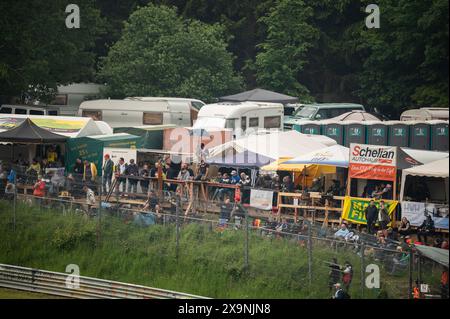 01. Juni 2024, Rheinland-Pfalz, Nürburg: Zahlreiche Zuschauer folgen dem 24-Stunden-Rennen auf dem Nürburgring im Abschnitt Brünnchen. Foto: Silas Stein/dpa Stockfoto