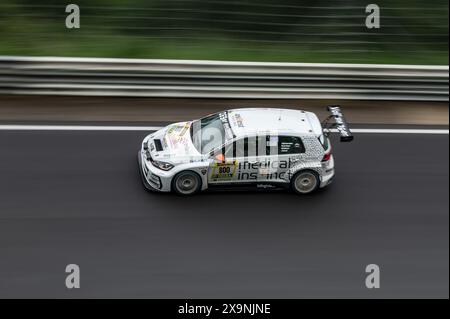 01. Juni 2024, Rheinland-Pfalz, Nürburg: Der VW GOLF 7 GTI TCR DSG mit den Fahrern Florian Haller und Sebastian Schemmann wird beim 24-Stunden-Rennen auf der Nordschleife des Nürburgrings antreten. Foto: Silas Stein/dpa Stockfoto