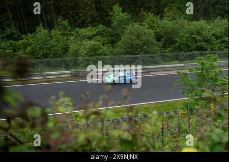 01. Juni 2024, Rheinland-Pfalz, Nürburg: Der Porsche 911 GT3 R (992) aus dem Falken Motorsports Team mit den Fahrern Joel Eriksson, Tim Heinemann, Nico Menzel und Martin Ragginger wird beim 24-Stunden-Rennen auf der Nordschleife des Nürburgrings antreten. Foto: Silas Stein/dpa Stockfoto