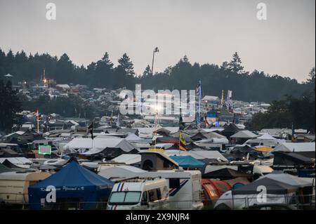 01. Juni 2024, Rheinland-Pfalz, Nürburg: Auf einem Campingplatz auf der Nordschleife des Nürburgrings werden zahlreiche Zelte errichtet. Foto: Silas Stein/dpa Stockfoto