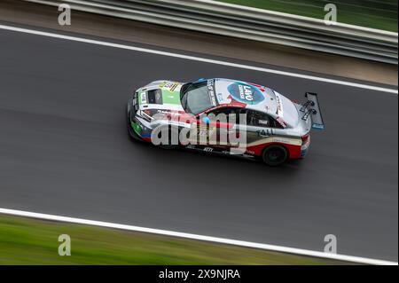 01. Juni 2024, Rheinland-Pfalz, Nürburg: Der Audi RS3 LMS DSG mit den Fahrern Leon Dreiser und Frank Hess nimmt am 24-Stunden-Rennen auf der Nordschleife des Nürburgrings Teil. Foto: Silas Stein/dpa Stockfoto