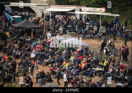 01. Juni 2024, Rheinland-Pfalz, Nürburg: Zahlreiche Zuschauer folgen dem 24-Stunden-Rennen auf dem Nürburgring im Abschnitt Brünnchen. Foto: Silas Stein/dpa Stockfoto