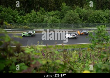 01. Juni 2024, Rheinland-Pfalz, Nürburg: Rennwagen fahren beim 24h-Rennen auf der Nordschleife des Nürburgrings. Foto: Silas Stein/dpa Stockfoto