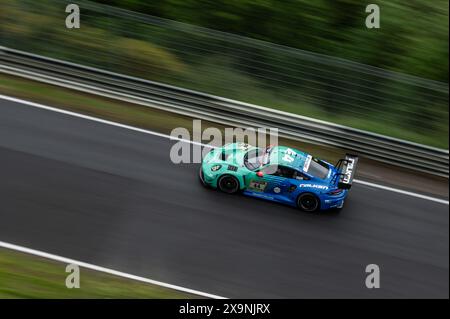 01. Juni 2024, Rheinland-Pfalz, Nürburg: Der Porsche 911 GT3 R (992) aus dem Falken Motorsports Team mit den Fahrern Joel Eriksson, Tim Heinemann, Nico Menzel und Martin Ragginger wird beim 24-Stunden-Rennen auf der Nordschleife des Nürburgrings antreten. Foto: Silas Stein/dpa Stockfoto