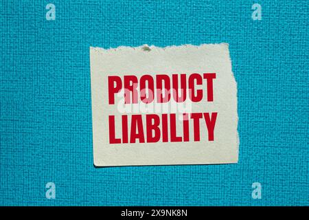 Wörter zur Produkthaftung auf gerissenem Papier mit blauem Hintergrund. Symbol für konzeptionelle Produkthaftung. Kopierbereich. Stockfoto