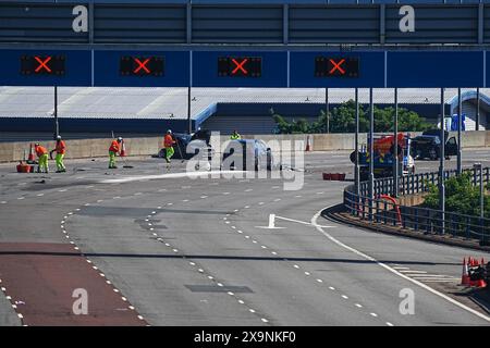 Birmingham, Großbritannien. Juni 2024. A38M Aston Expressway, Birmingham, 2. Juni 2024 – der A38M Aston Expressway, der die Stadt an der Spaghetti Junction mit der M6 Nord und Süd verbindet, wurde am Sonntag (2. Juni) Morgen nach einem schweren Unfall mit drei Fahrzeugen geschlossen. Der Absturz ereignete sich in der Nähe des berühmten Straßennetzes, wodurch alle 7 Fahrspuren in und aus der Stadt geschlossen wurden. Die Autobahn hat keine zentrale Reservierungsbarriere und ist in der Regel gesperrt, um Fahrer vor Unfällen zu schützen. Bei zwei der betroffenen Fahrzeuge war das Heck des Fahrgestells vollständig eingeknickt. Quelle: Stop Press Media/Alamy L Stockfoto