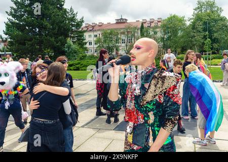 Gleichstellungsmarsch in Opole. Opole Pride Teilnehmer umarmen, Drag Queen, Twoja Stara, am Mikrofon. Opole Polen Copyright: XMikolajxJaneczekx Stockfoto