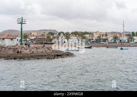 Uferpromenade von Tadjoura mit Strand, Booten und Menschen, Republik Dschibuti, Afrika Stockfoto