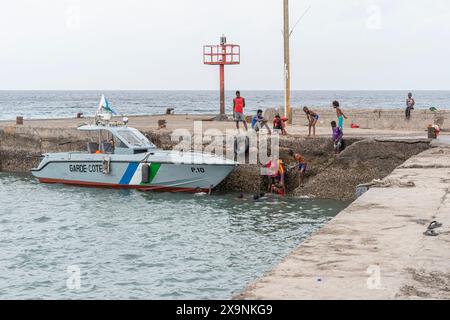 Uferpromenade von Tadjoura mit Strand, Booten und Menschen, Republik Dschibuti, Afrika Stockfoto