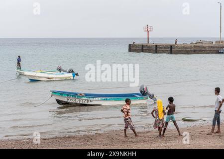 Uferpromenade von Tadjoura mit Strand, Booten und Menschen, Republik Dschibuti, Afrika Stockfoto