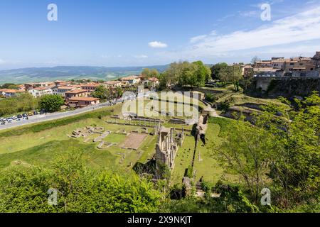 Die wunderschönen Ruinen des römischen Theaters in der historischen mittelalterlichen Stadt Volterra in der Toskana, Italien an einem sonnigen Tag mit blauem Himmel und atemberaubender Aussicht. Stockfoto