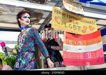 Gleichstellungsmarsch in Opole. Drag Queen neben dem LGBT-Banner für Recht und Gerechtigkeit. Opole Polen Copyright: XMikolajxJaneczekx Stockfoto