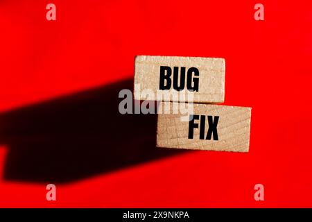 Bugfix Wörter auf Holzblöcken mit rotem Hintergrund geschrieben. Symbol für konzeptionelle Fehlerbehebungen. Kopierbereich. Stockfoto