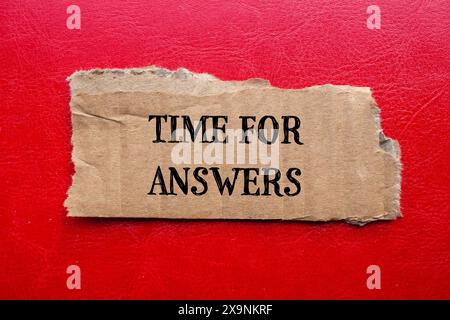 Zeit für Antworten Wörter auf gerissenem Papppapier mit rotem Hintergrund. Symbol für die konzeptionelle Zeit für Antworten. Kopierbereich. Stockfoto