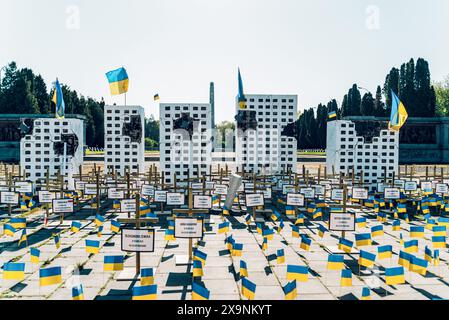 Warschau, Polen. Dezember 2022. Ukrainische Fahnen, Namen gefallener Soldaten und Kreuze vor dem Friedhof sowjetischer Soldaten. Ukrainische Aktivisten protestieren vor dem Friedhof sowjetischer Soldaten. Demonstranten legten Modelle zerstörter ukrainischer Städte und ukrainische Fahnen, die tote Ukrainer symbolisieren, vor dem Eingang zum Friedhof. Der Protest fand am Tag des Sieges am 9. Mai 2023 in Warschau statt. (Credit Image: © Marek Antoni Iwanczuk/SOPA Images via ZUMA Press Wire) NUR REDAKTIONELLE VERWENDUNG! Nicht für kommerzielle ZWECKE! Stockfoto