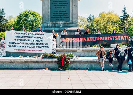 Warschau, Polen. Dezember 2022. Aktivisten stehen auf einem Denkmal zu Ehren sowjetischer Soldaten, während sie ein Banner halten, das besagt, dass Russland am Siegestag ein Terrorstaat ist. Ukrainische Aktivisten protestieren vor dem Friedhof sowjetischer Soldaten. Demonstranten legten Modelle zerstörter ukrainischer Städte und ukrainische Fahnen, die tote Ukrainer symbolisieren, vor dem Eingang zum Friedhof. Der Protest fand am Tag des Sieges am 9. Mai 2023 in Warschau statt. (Credit Image: © Marek Antoni Iwanczuk/SOPA Images via ZUMA Press Wire) NUR REDAKTIONELLE VERWENDUNG! Nicht für kommerzielle ZWECKE! Stockfoto