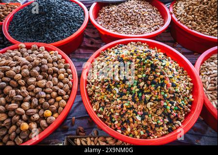 Verschiedene Nusssorten, getrocknete Früchte, orientalische Süßigkeiten auf dem Theken auf dem asiatischen usbekischen Markt Stockfoto
