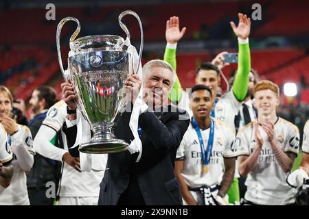 Carlo Ancelotti (Real), 1. JUNI 2024 - Fußball / Fußball : Ancelotti feiert, nachdem er das Finale der UEFA Champions League 2024 in London zwischen Borrusia Dortmund 0-2 Real Madrid CF im Wembley Stadium in London gewonnen hat. (Foto: Mutsu Kawamori/AFLO) Stockfoto