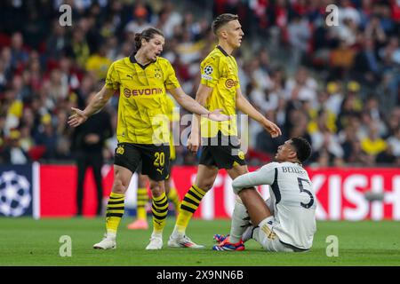 Marcel Sabitzer von Borussia Dortmund (L) und Nico Schlotterbeck von Borussia Dortmund (C) und Jude Bellingham von Real Madrid (R), die während des Endspiels der UEFA Champions League zwischen Borussia Dortmund und Real Madrid im Wembley Stadion zu sehen waren. Endpunktzahl: Borussia Dortmund 0:2 Real Madrid. (Foto: Grzegorz Wajda / SOPA Images/SIPA USA) Stockfoto