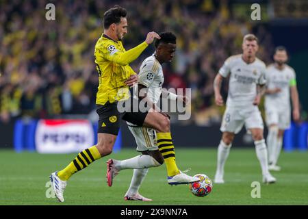 Mats Hummels von Borussia Dortmund (L) und Vinicius Junior von Real Madrid (R), die während des Endspiels der UEFA Champions League zwischen Borussia Dortmund und Real Madrid im Wembley-Stadion zu sehen waren. Endpunktzahl: Borussia Dortmund 0:2 Real Madrid. (Foto: Grzegorz Wajda / SOPA Images/SIPA USA) Stockfoto