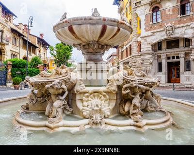 Fontana delle Rane (Froschbrunnen) auf der Piazza Mincio im Coppedè-Viertel, ein Komplex von Gebäuden im Liberty-Stil im römischen Viertel Triest, erbaut zwischen 1915 und 1927 in Rom, Italien Stockfoto