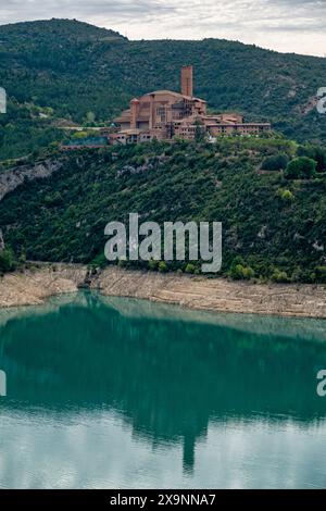 Der Santuario de Torreciudad, ein marianischer Schrein in Aragon, Spanien, wurde von Josemaria Escriva, dem Gründer des Opus Dei, erbaut. Stockfoto