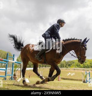 19. Mai 2024, Mafra, Portugal - Wettbewerb in der Militärakademie - Mann reitet auf einem Feld Stockfoto