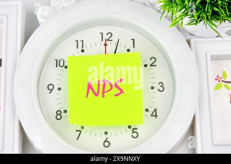 Das Wort Net Promoter Score. NPS die Aufschrift auf dem Aufkleber, der auf der Uhr aufgeklebt ist Stockfoto