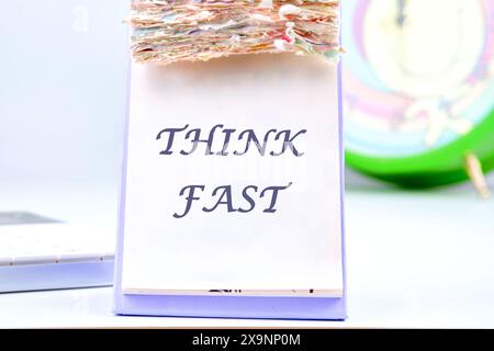DENKEN SIE SCHNELL AN die Inschrift auf dem Kalender mit abreißenden Blättern Stockfoto