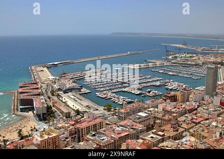 Blick auf den Yachthafen von Alicante und den Hafen vom Schloss Santa Barbara Stockfoto