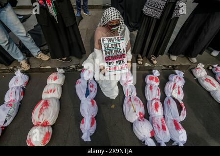 Bogor, Indonesien. Juni 2024. Pro-palästinensische Demonstranten versammeln sich, um Solidarität mit den Palästinensern in Bogor, West-Java, Indonesien zu zeigen, veranstalten am 1. Juni 2024 eine Aktion „alle Augen auf Rafah“ gegen den israelischen Angriff auf das palästinensische Flüchtlingslager in Rafah, bei dem viele Menschen ums Leben kamen. (Foto: Andi M Ridwan/INA Photo Agency/SIPA USA) Credit: SIPA USA/Alamy Live News Stockfoto