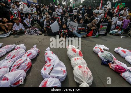 Bogor, Indonesien. Juni 2024. Pro-palästinensische Demonstranten versammeln sich, um Solidarität mit den Palästinensern in Bogor, West-Java, Indonesien zu zeigen, veranstalten am 1. Juni 2024 eine Aktion „alle Augen auf Rafah“ gegen den israelischen Angriff auf das palästinensische Flüchtlingslager in Rafah, bei dem viele Menschen ums Leben kamen. (Foto: Andi M Ridwan/INA Photo Agency/SIPA USA) Credit: SIPA USA/Alamy Live News Stockfoto